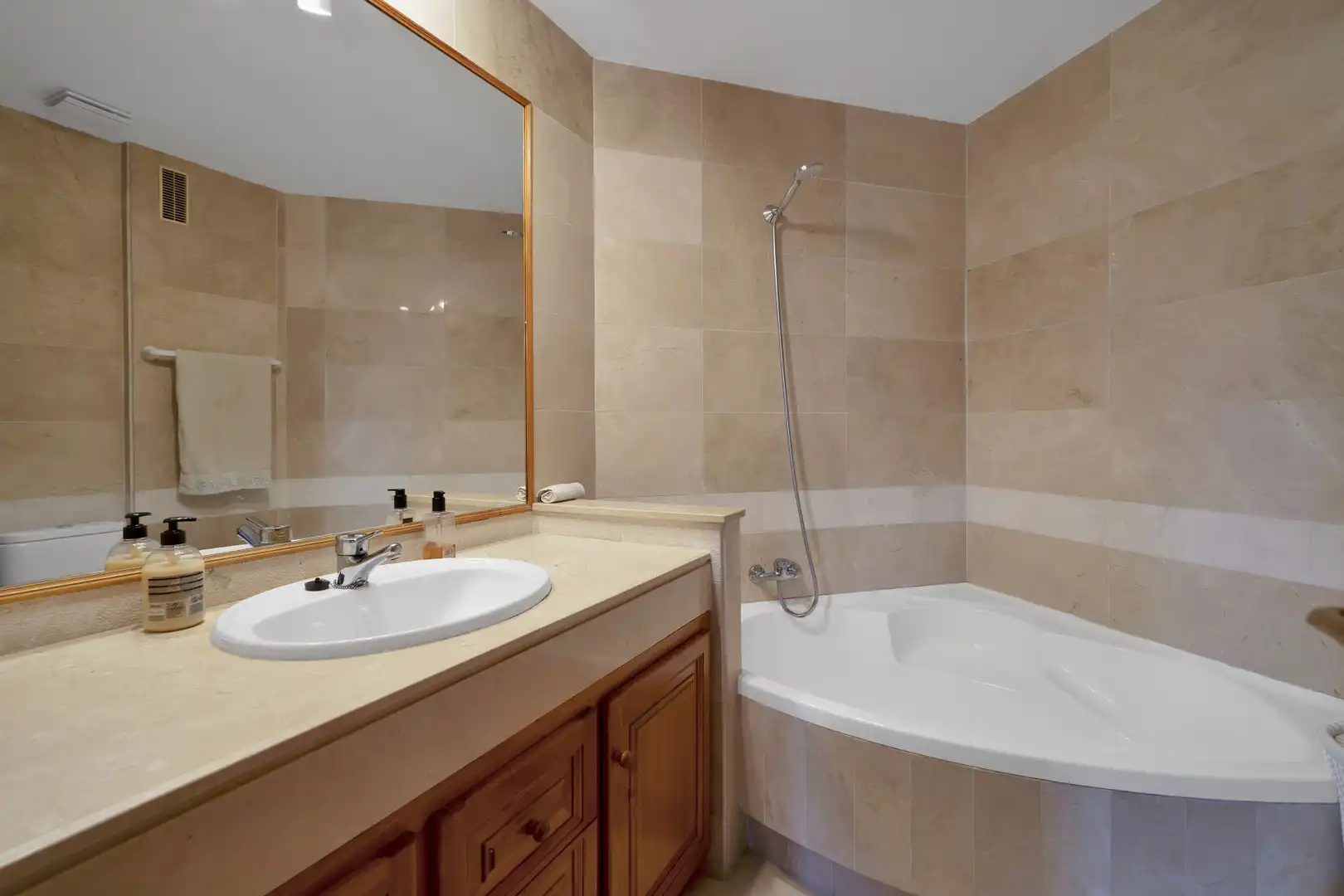 Baño de Apartamento en venta en Marbella con Aire acondicionado, Terraza y Piscina