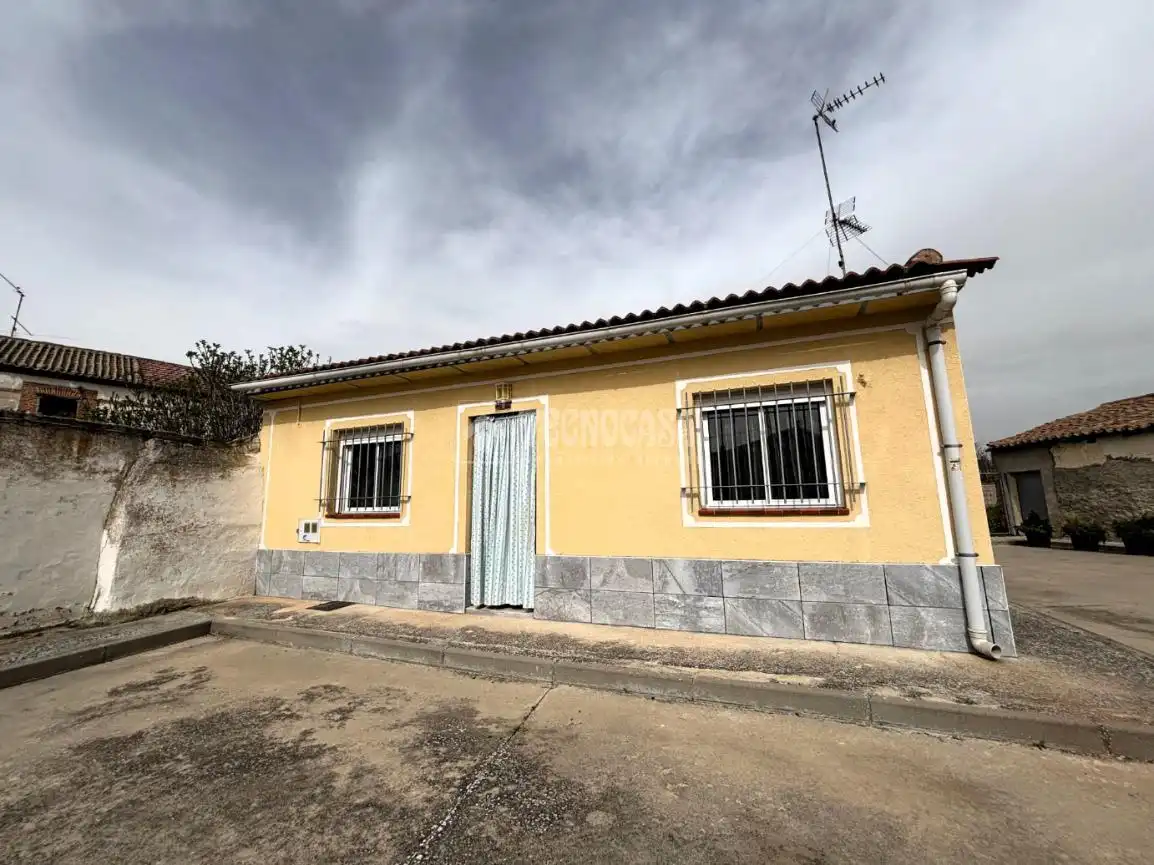 Vista exterior de Casa o chalet en venta en Ataquines con Amueblado