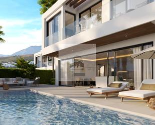 Vista exterior de Casa o xalet en venda en Estepona amb Aire condicionat, Calefacció i Jardí privat