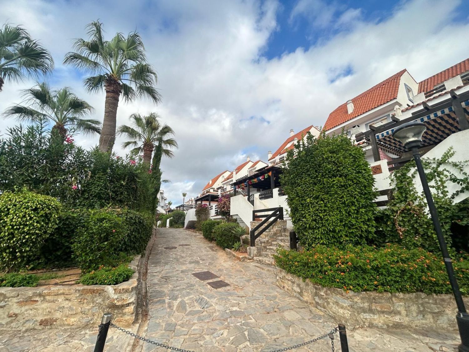 Vista exterior de Dúplex en venda en Manilva amb Calefacció, Terrassa i Piscina comunitària