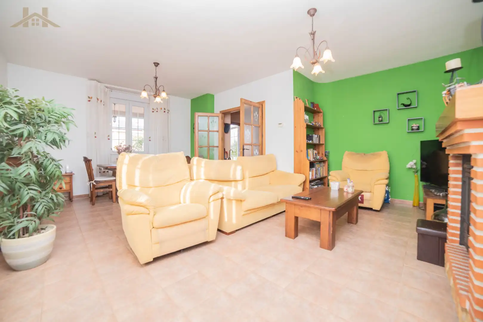 Sala d'estar de Casa o xalet en venda en Sevilla la Nueva amb Calefacció, Jardí privat i Terrassa
