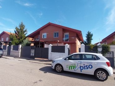 Casa aparellada amb balcó en venda a Calle del Armonio 17