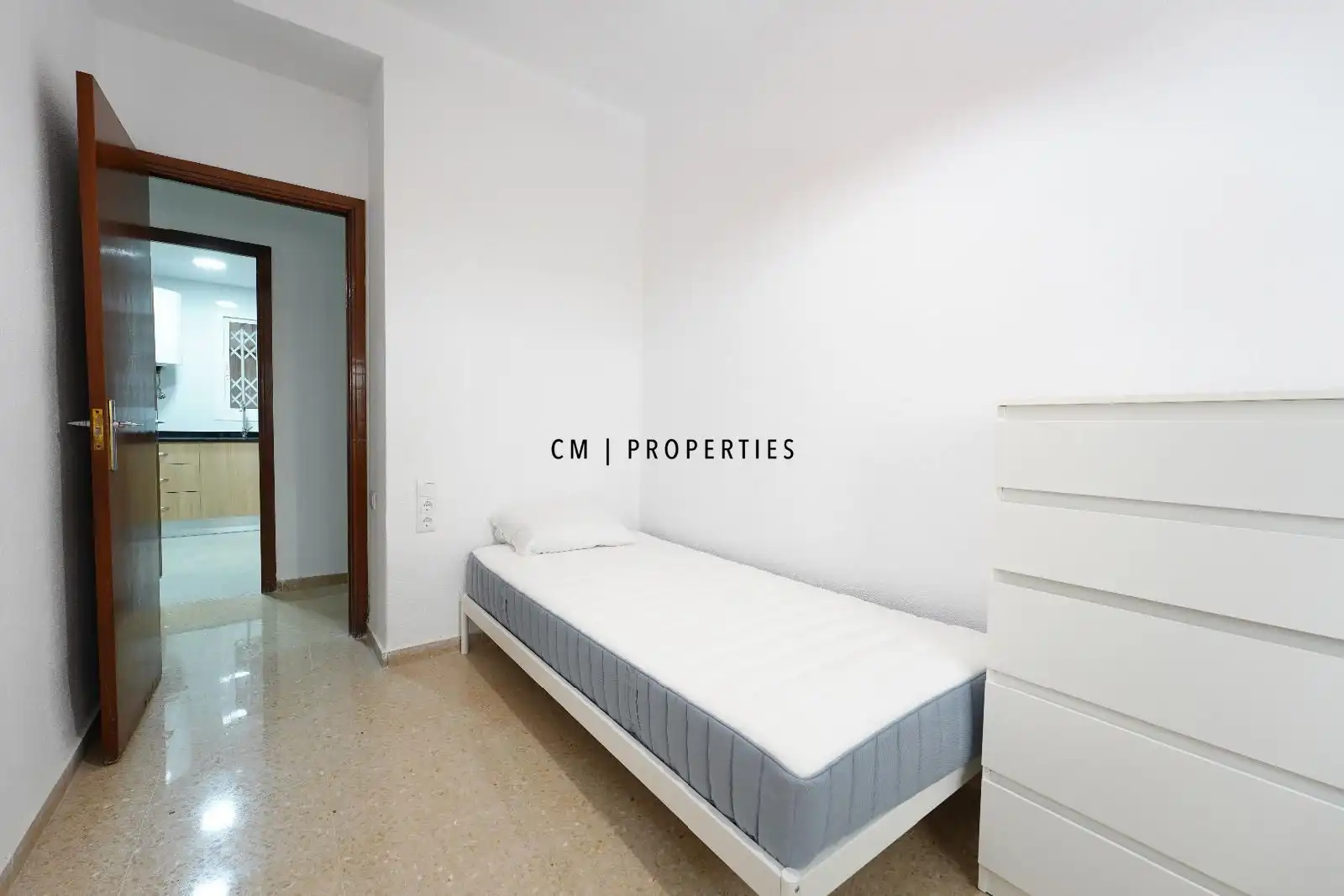 Schlafzimmer von Wohnung zur untervermieten in Valencia mit Klimaanlage, Möbliert und Fernseher