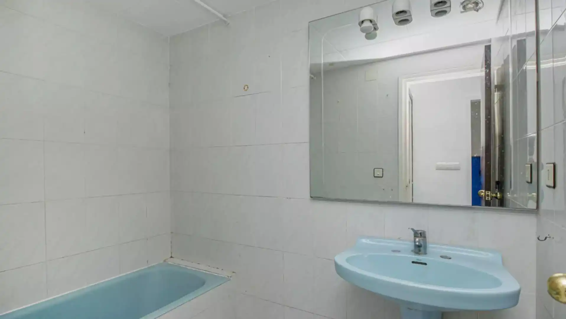 Bathroom of Flat for sale in Salatar