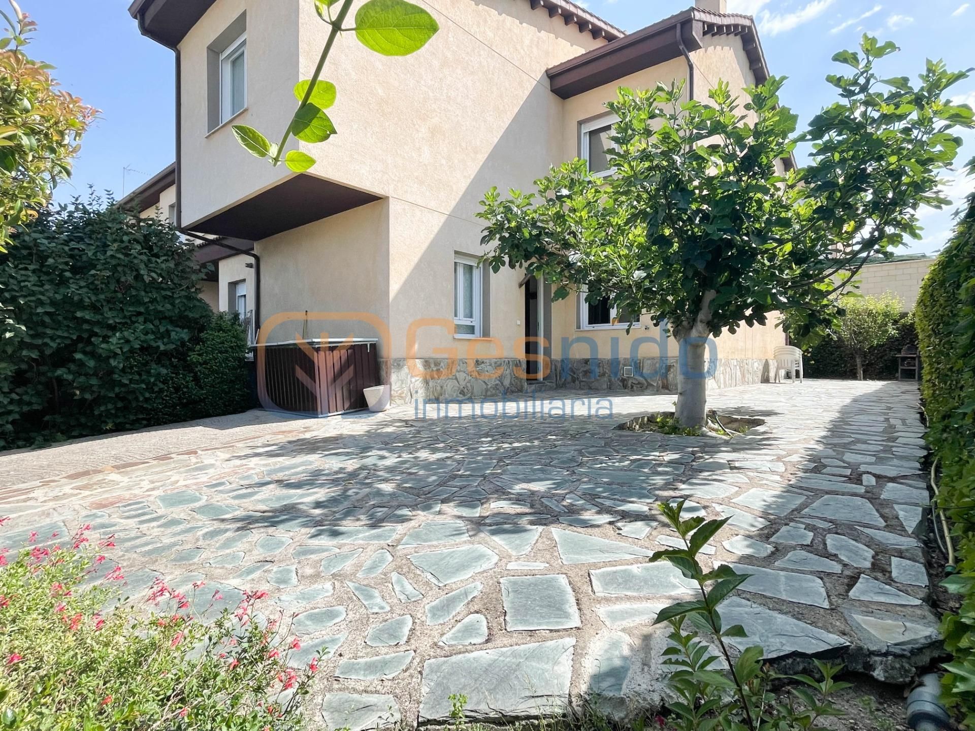 Exterior view of House or chalet for sale in Hontanares de Eresma  with Heating, Private garden and Storage room