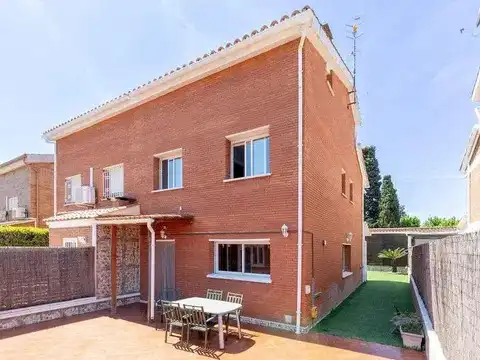 Casa aparellada amb terrassa en venda a Carrer Puigmal, imagen 77
