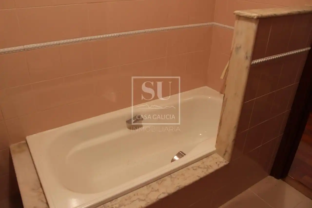 Badezimmer von Country house zum Verkauf in A Lama   mit Privatgarten