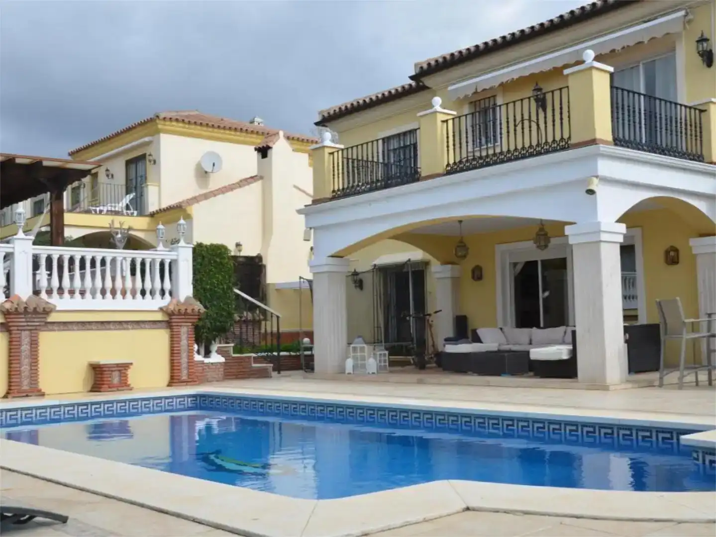 Außenansicht von Wohnung zur Miete in Marbella mit Klimaanlage, Schwimmbad und Balkon