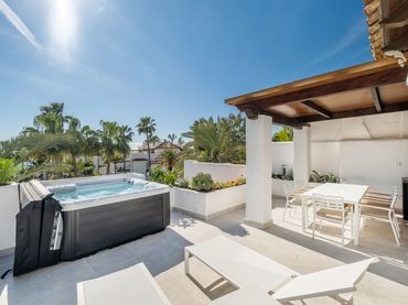 Àtic amb piscina en venda a Nueva Andalucía