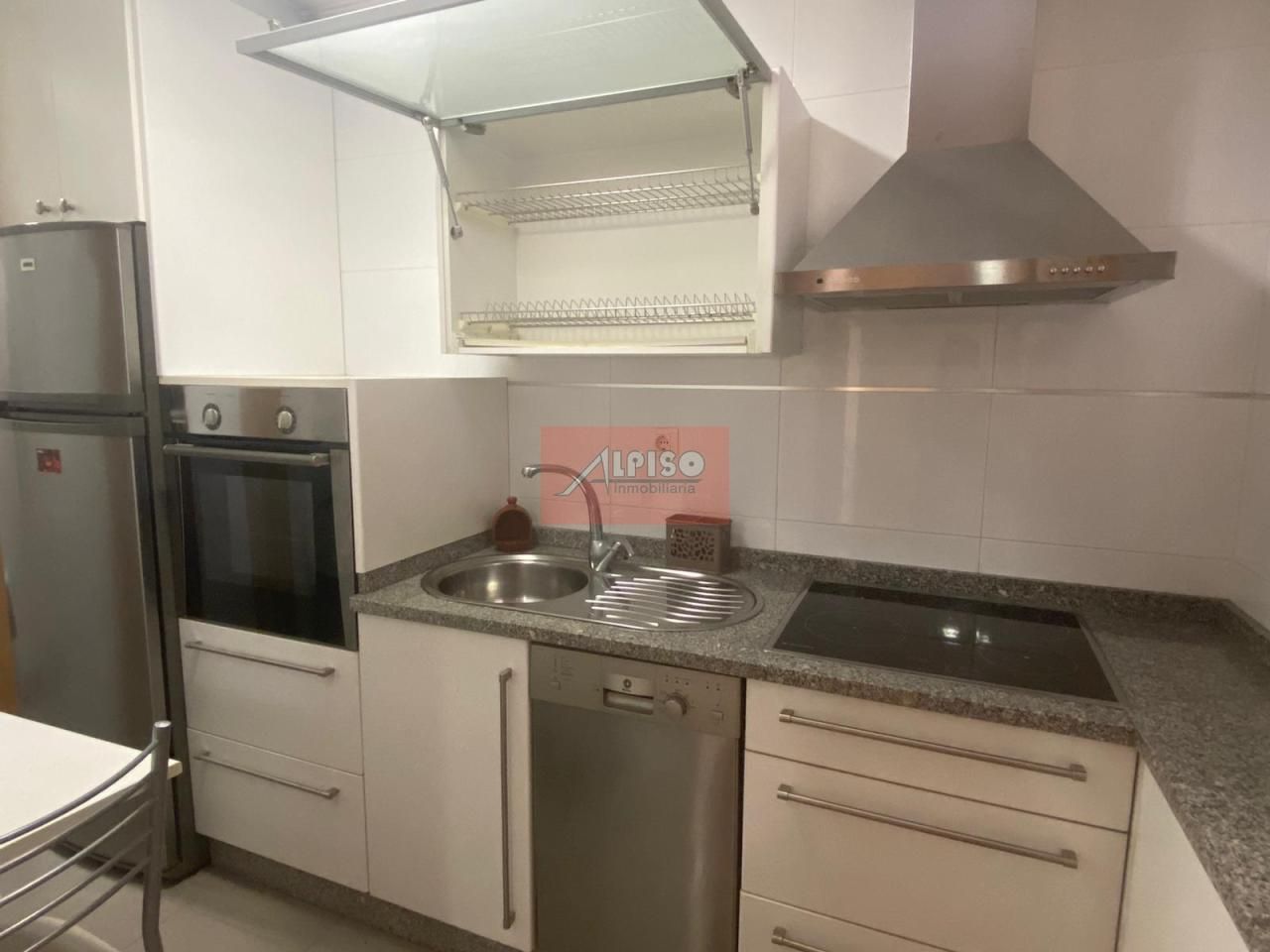 Cuina de Dúplex de lloguer en Ourense Capital  amb Calefacció, Parquet i Moblat