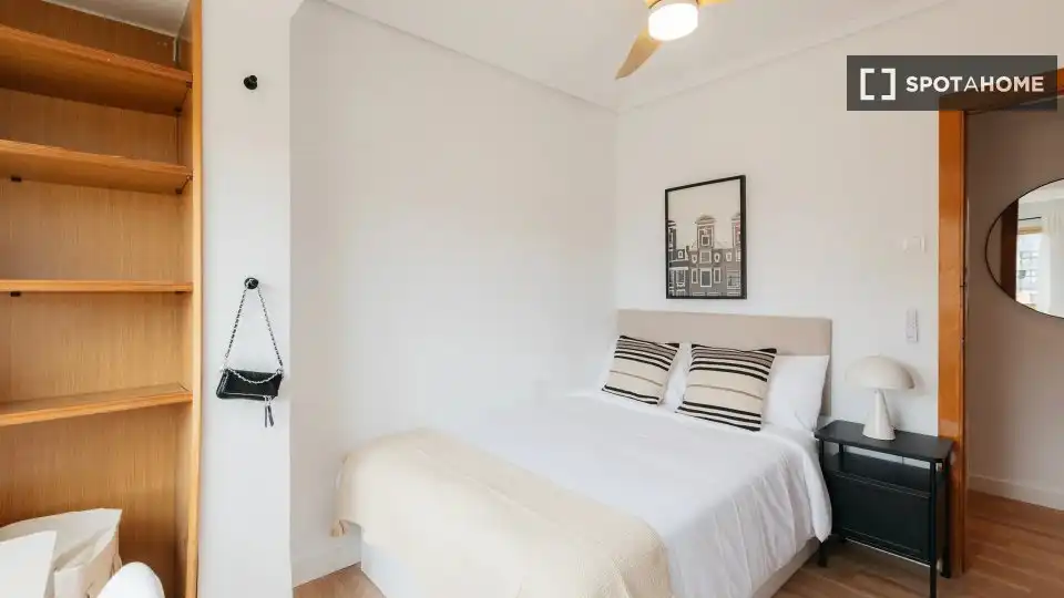 Habitación de Piso de alquiler en Valencia con Aire acondicionado, Calefacción y Amueblado