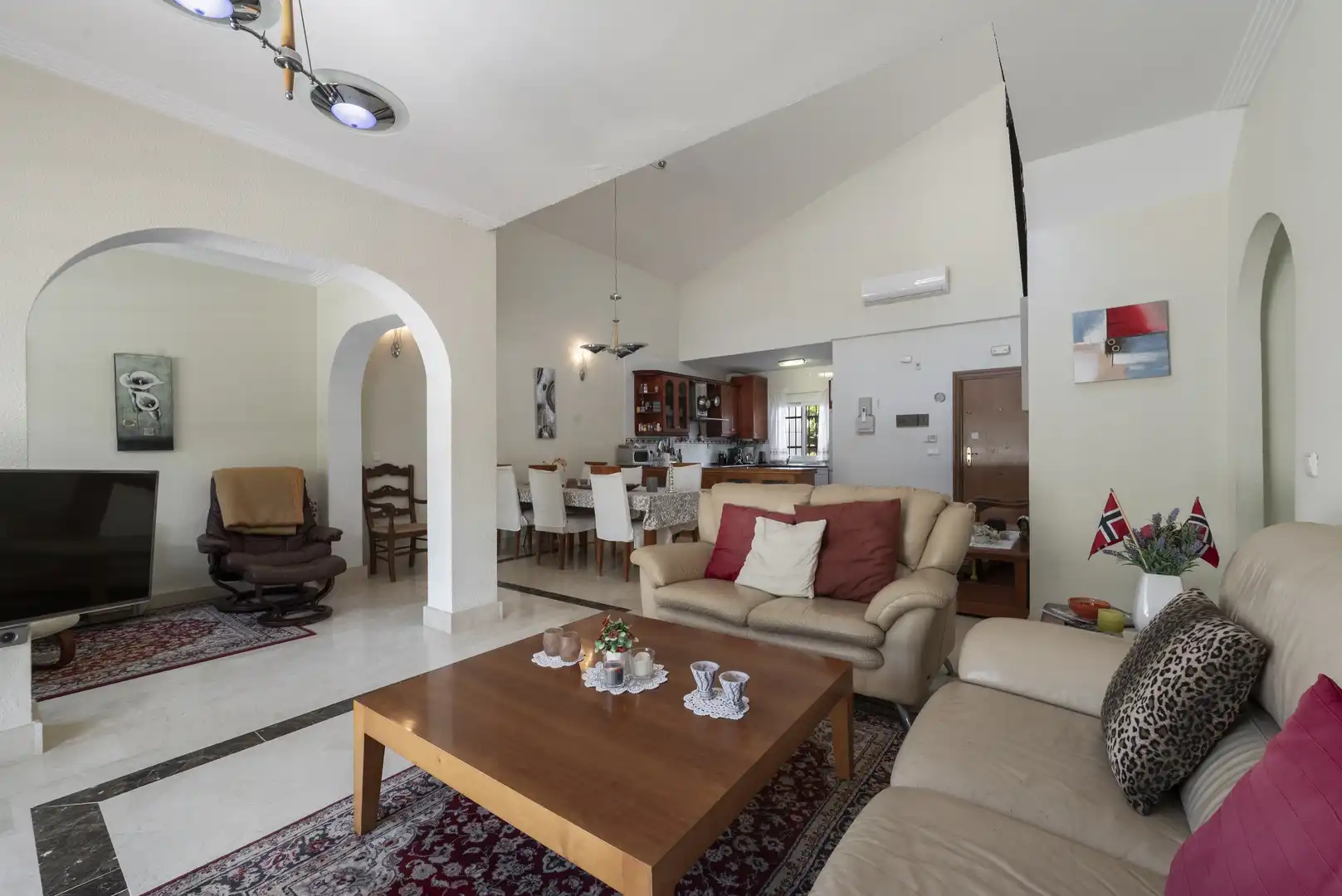Sala de estar de Casa adosada en venta en Mijas con Aire acondicionado, Jardín privado y Terraza