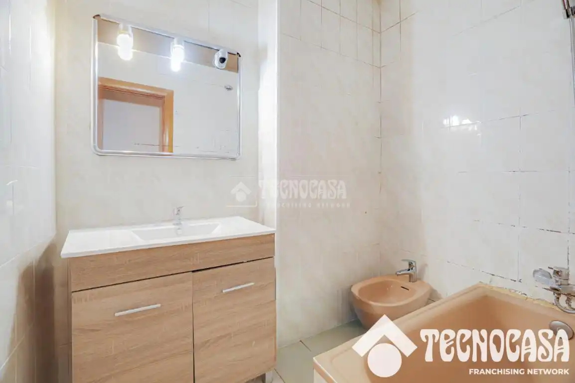Badezimmer von Wohnung zum Verkauf in Barcelona mit Parkett