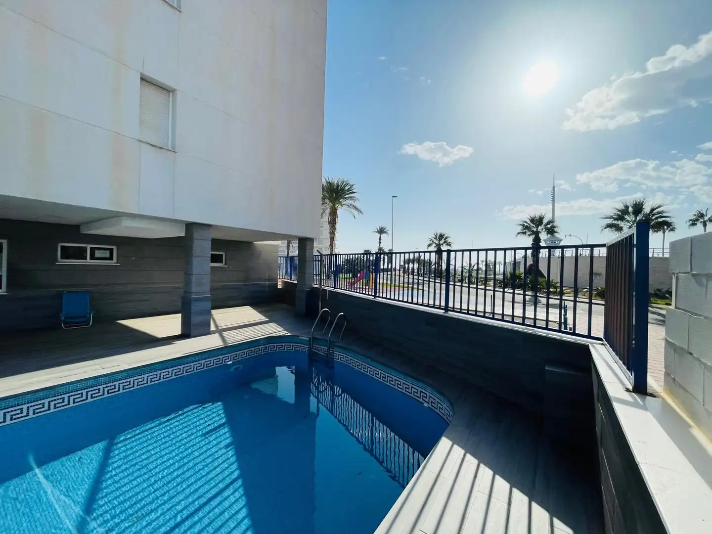 Piscina de Apartamento de alquiler en La Manga del Mar Menor con Aire acondicionado, Calefacción y Piscina