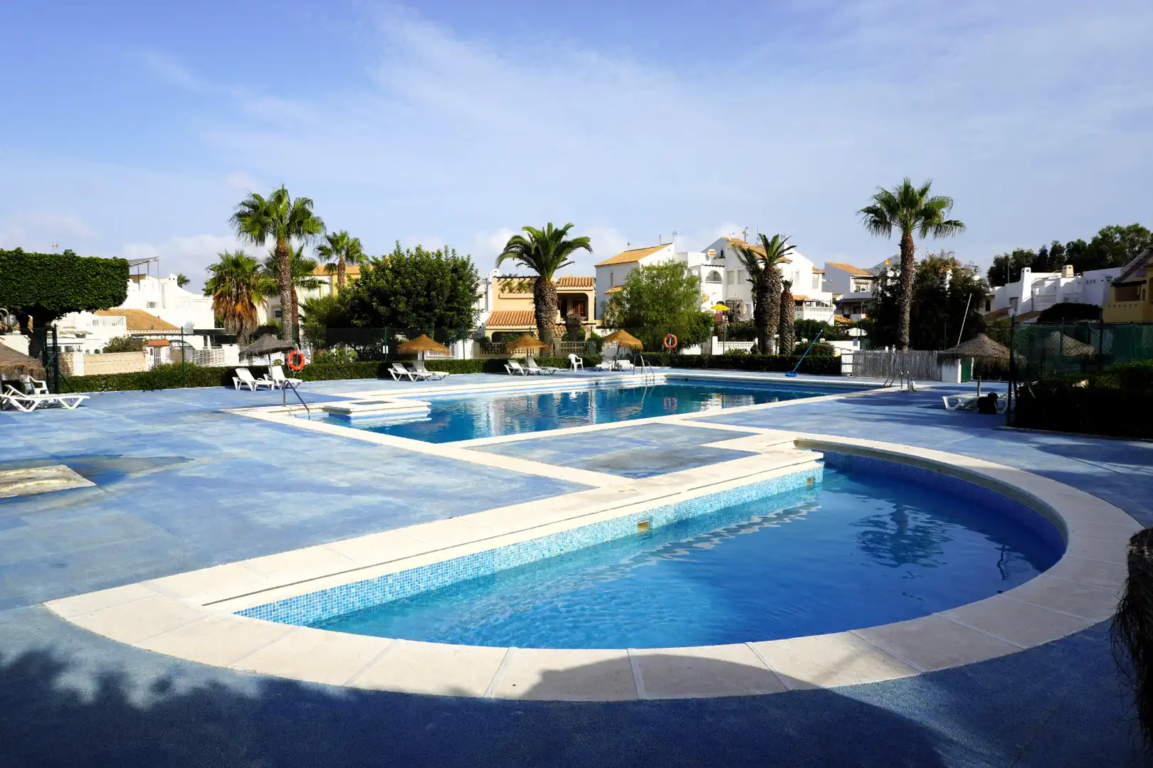 Piscina de Casa adosada en venda en Roquetas de Mar amb Jardí privat, Terrassa i Traster