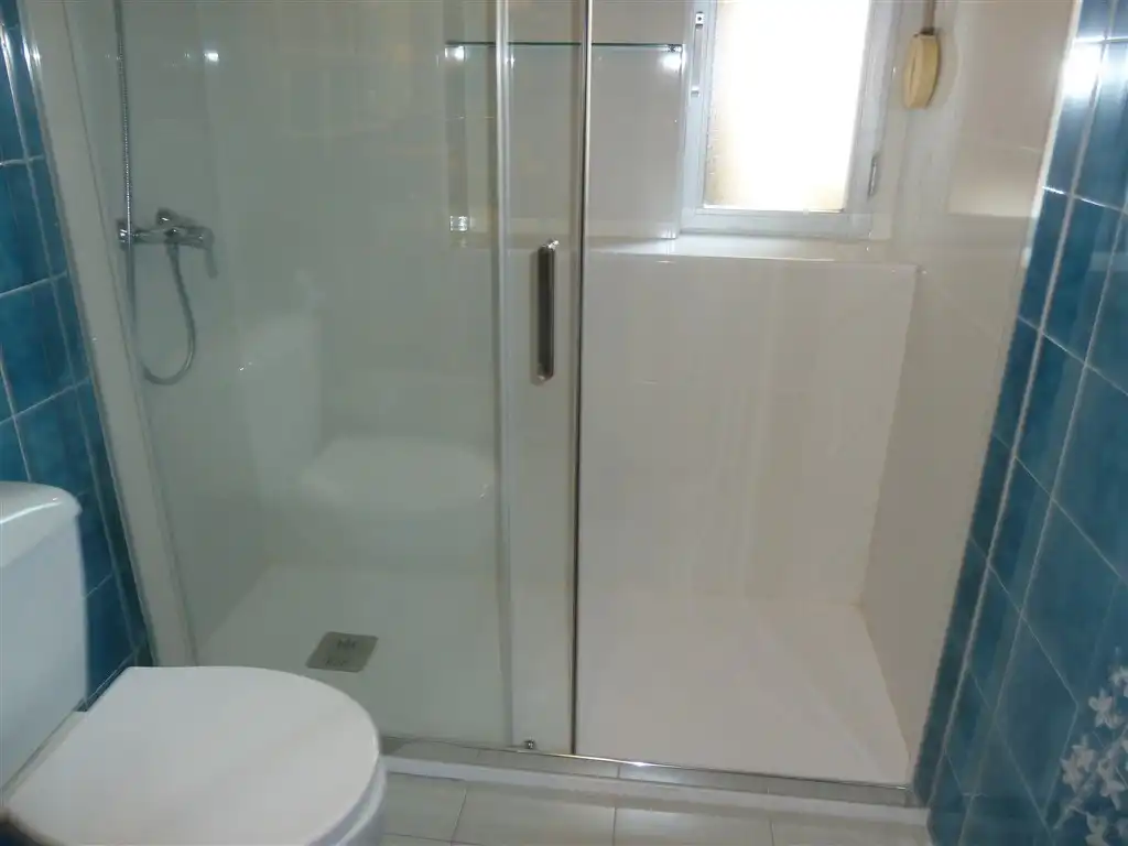 Baño de Piso de alquiler en  Pamplona / Iruña con Calefacción, Parquet y Terraza