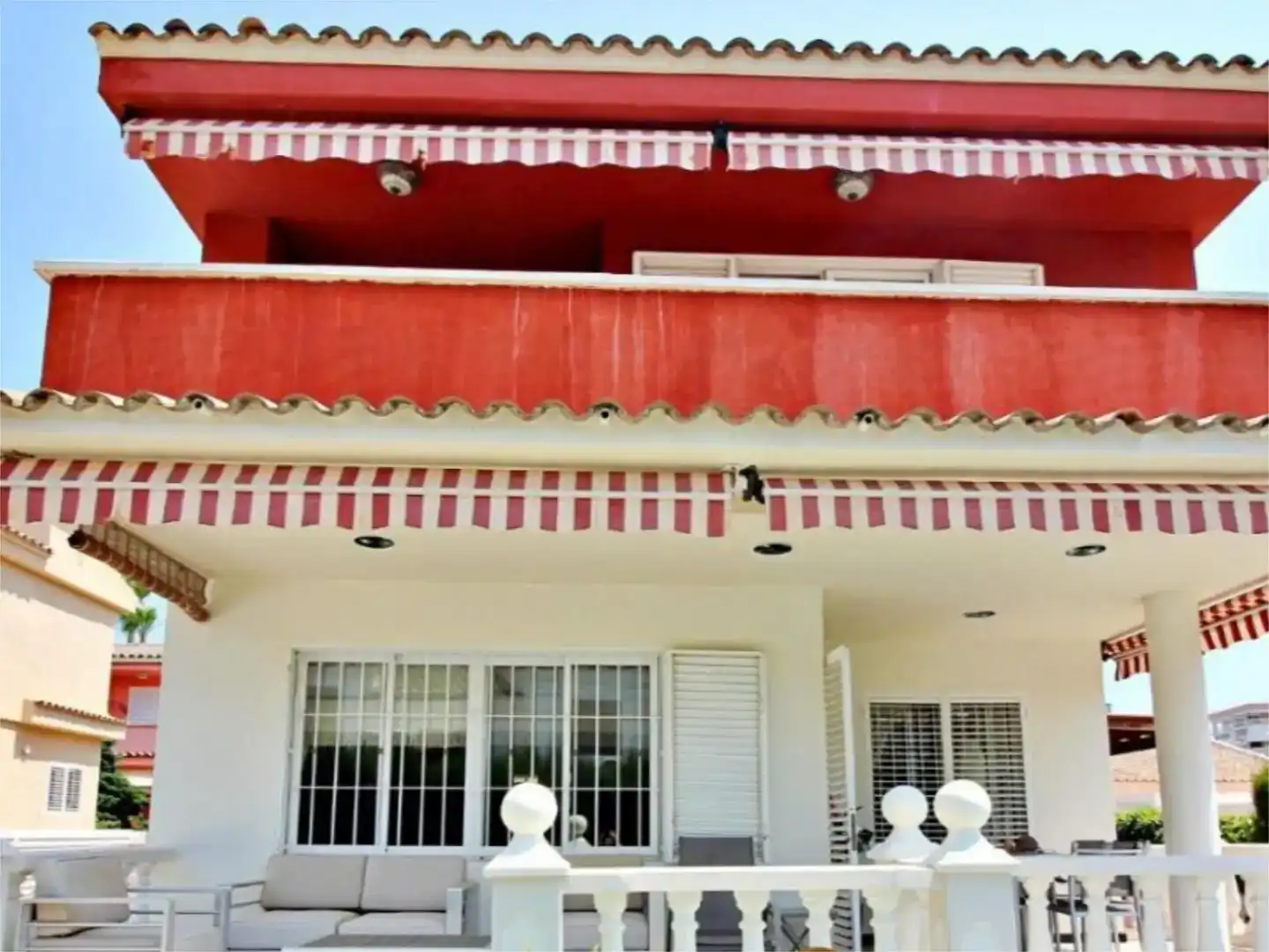 Vista exterior de Casa o xalet en venda en Benicasim / Benicàssim amb Aire condicionat, Piscina i Balcó