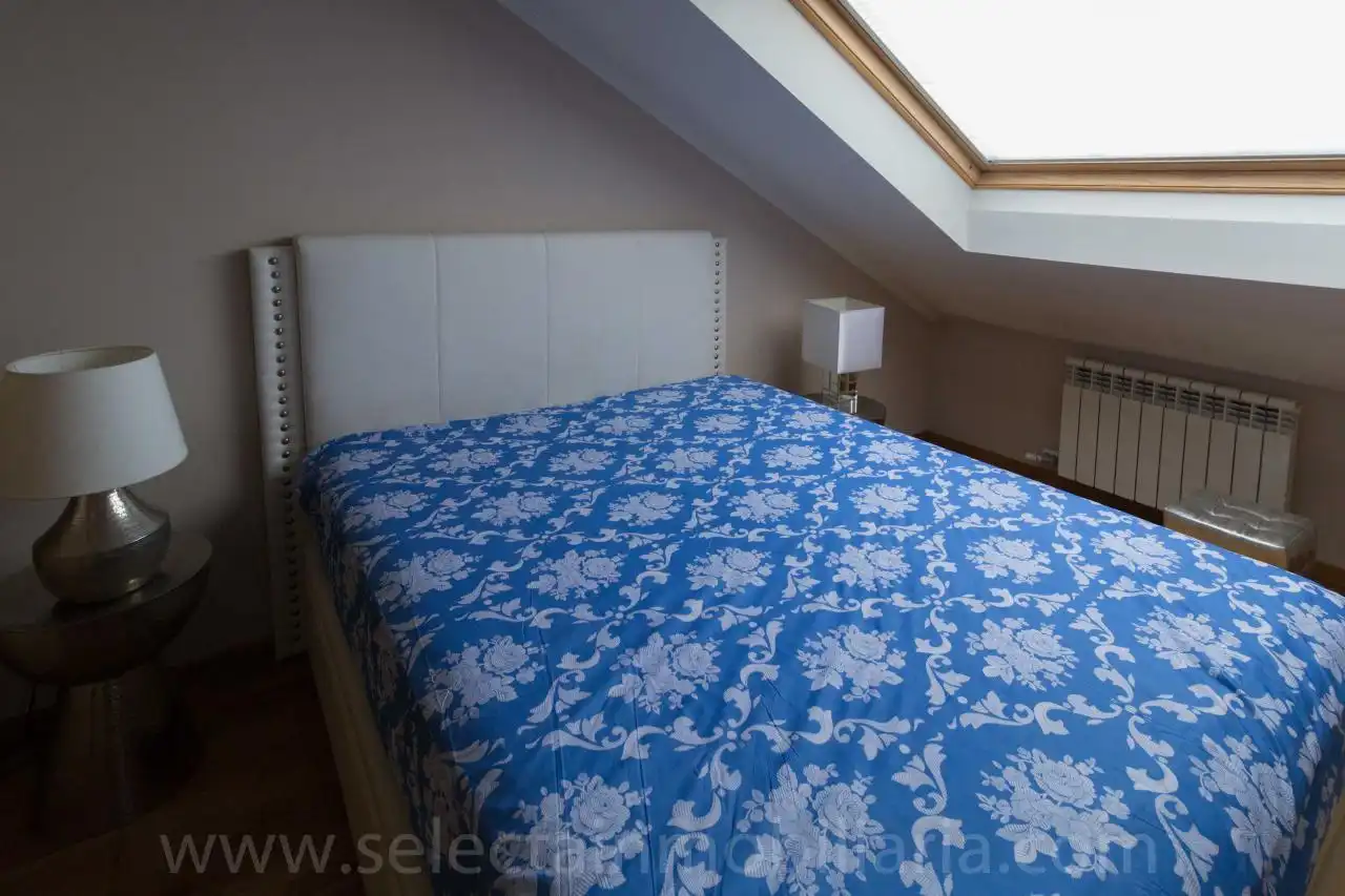 Schlafzimmer von Dachboden zur Miete in Pontevedra Capital  mit Heizung, Terrasse und Schwimmbad