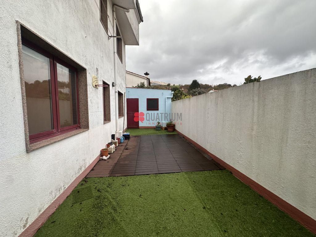 Vista exterior de Planta baixa en venda en Santiago de Compostela  amb Calefacció, Terrassa i Traster