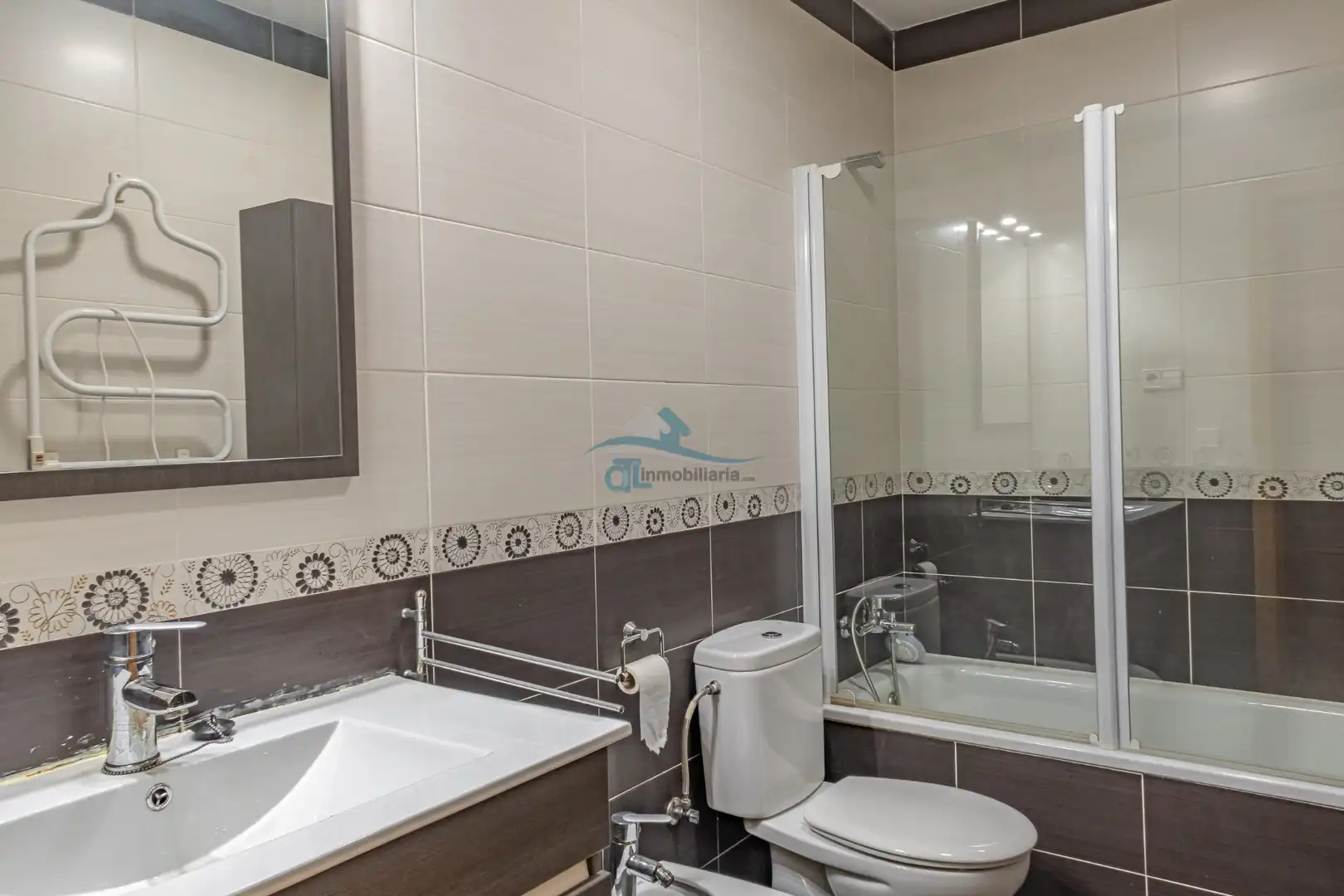 Bathroom of Flat for sale in Mengíbar  with Air Conditioner, Heating and Storage room