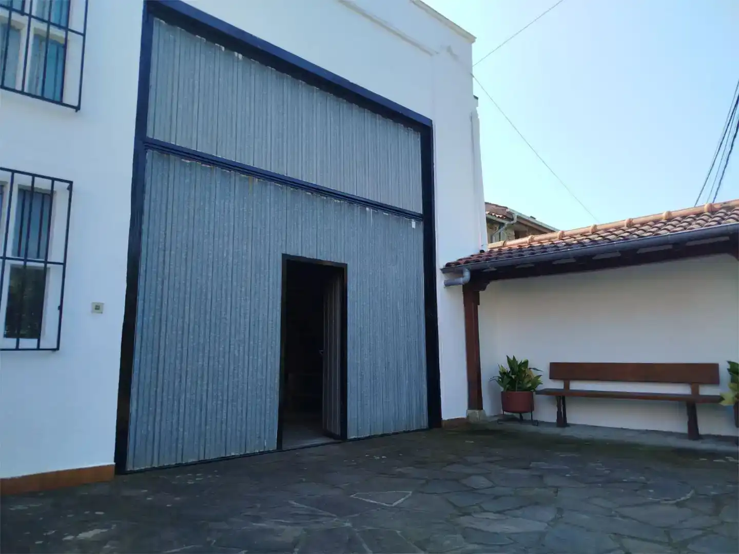 Vista exterior de Casa adosada en venda en Los Corrales de Buelna  amb Balcó