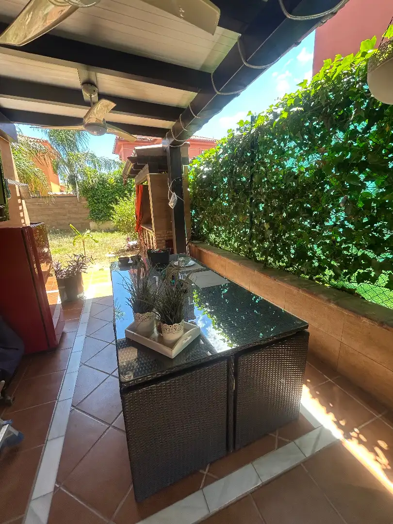 Terrasse von Einfamilien-Reihenhaus zum Verkauf in Alhaurín de la Torre mit Klimaanlage, Privatgarten und Terrasse