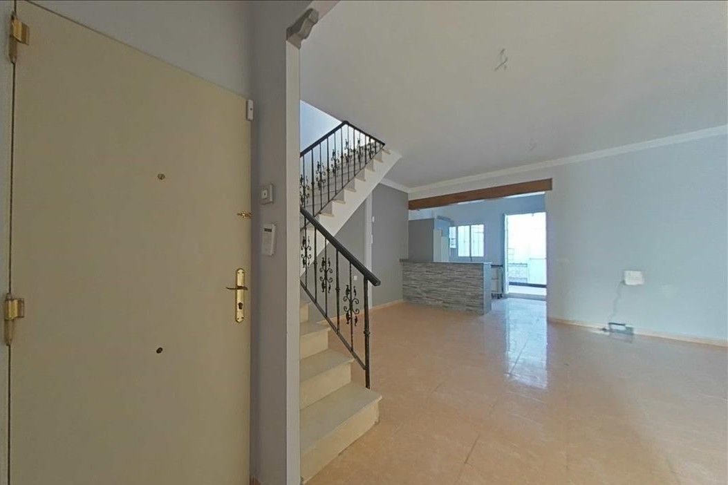 Casa adosada en venta en Pilas con Terraza