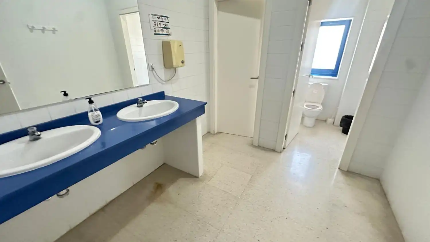 Badezimmer von Fabrikhallen zur Miete in La Rinconada