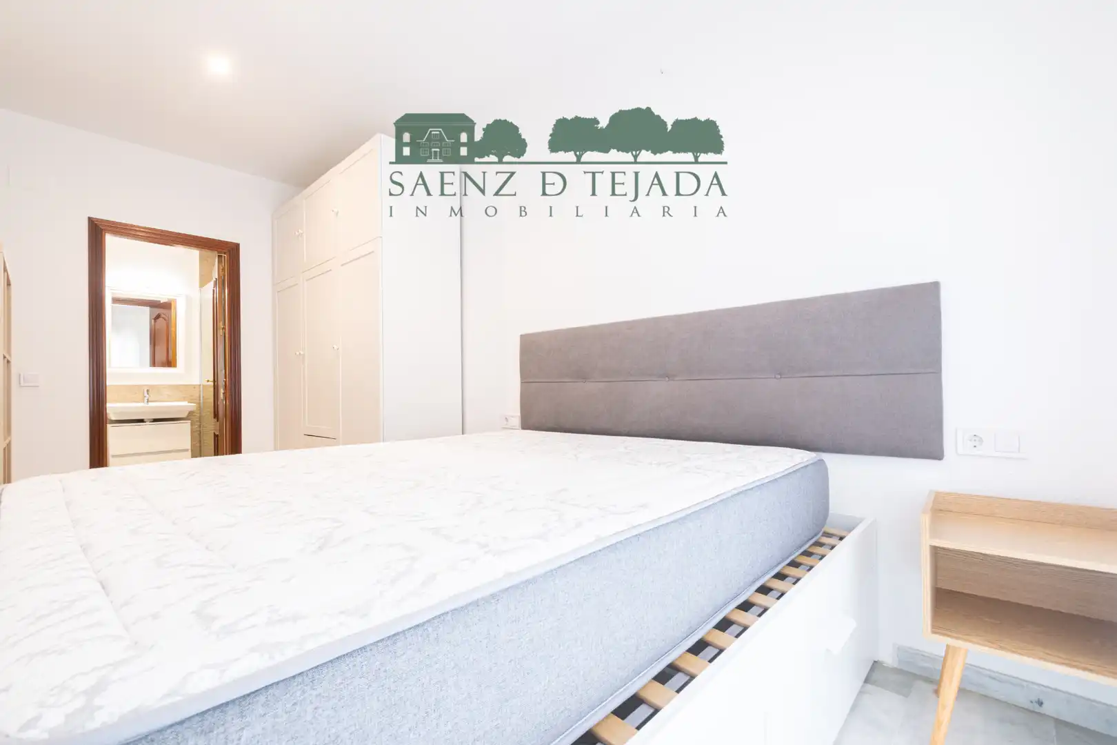 Bedroom of Flat for rent in Sevilla  with Air Conditioner, Storage room and Oven