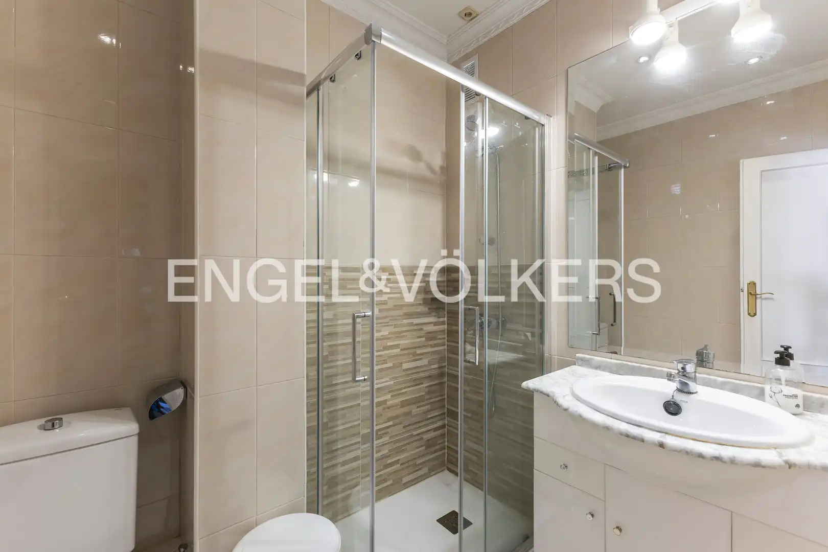 Bathroom of Flat for sale in Madrid  with Heating, Parquet flooring and Storage room
