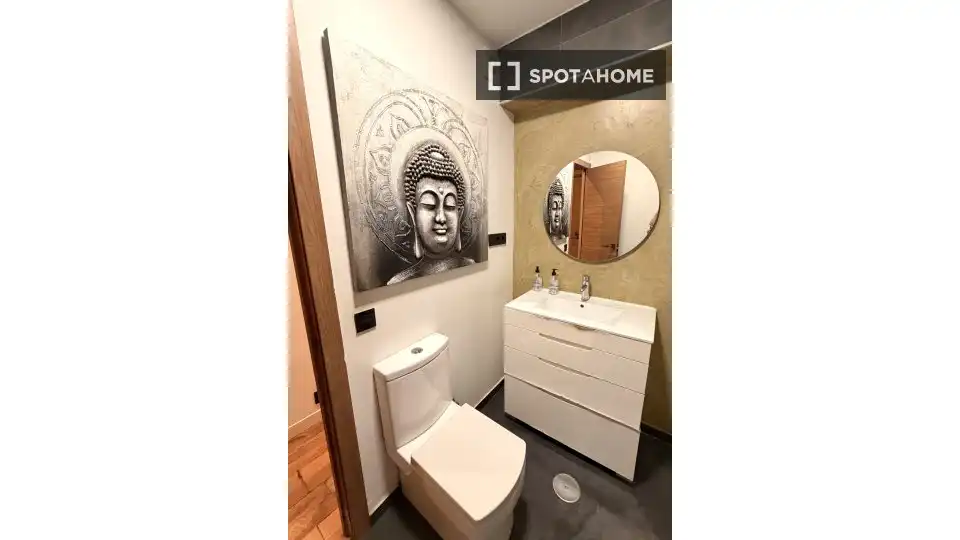 Bathroom of Flat for rent in Madrid  with Air Conditioner, Heating and Furnished
