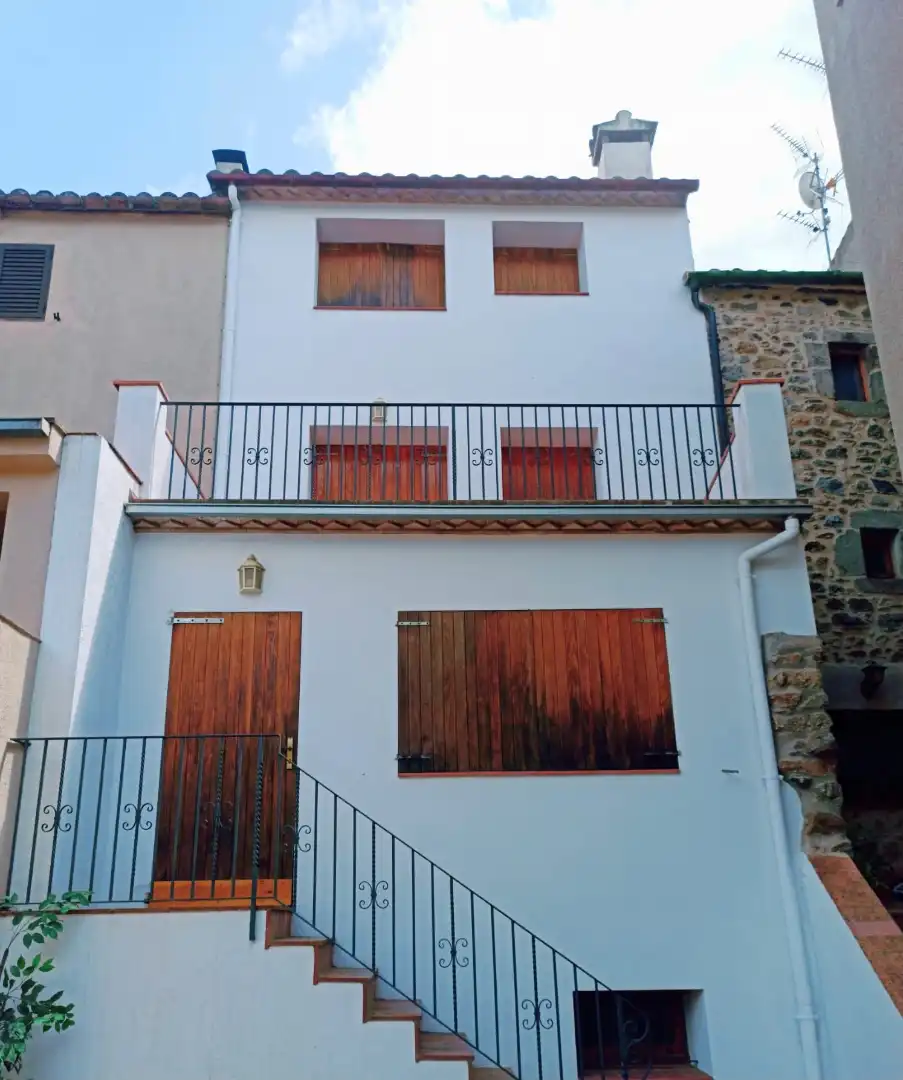 Vista exterior de Casa adosada en venta en Maçanet de Cabrenys con Calefacción, Amueblado y Balcón