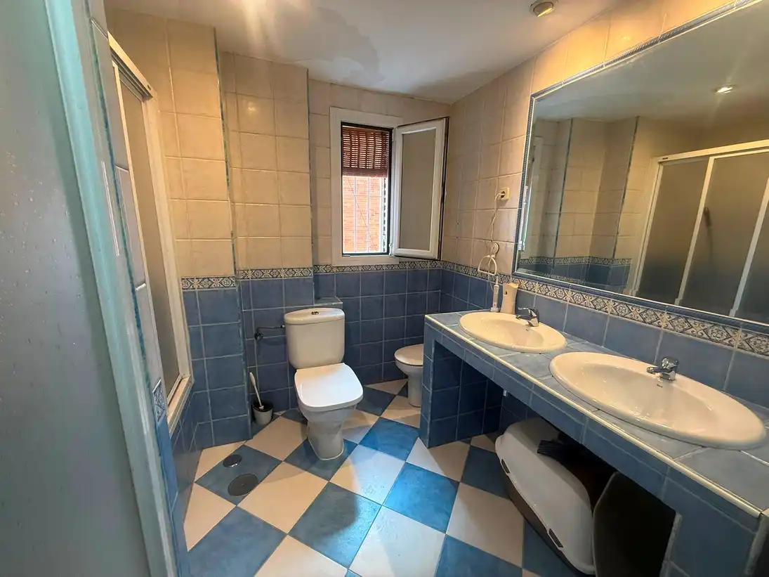 Baño de Piso en venta en Madrid con Calefacción, Terraza y Amueblado