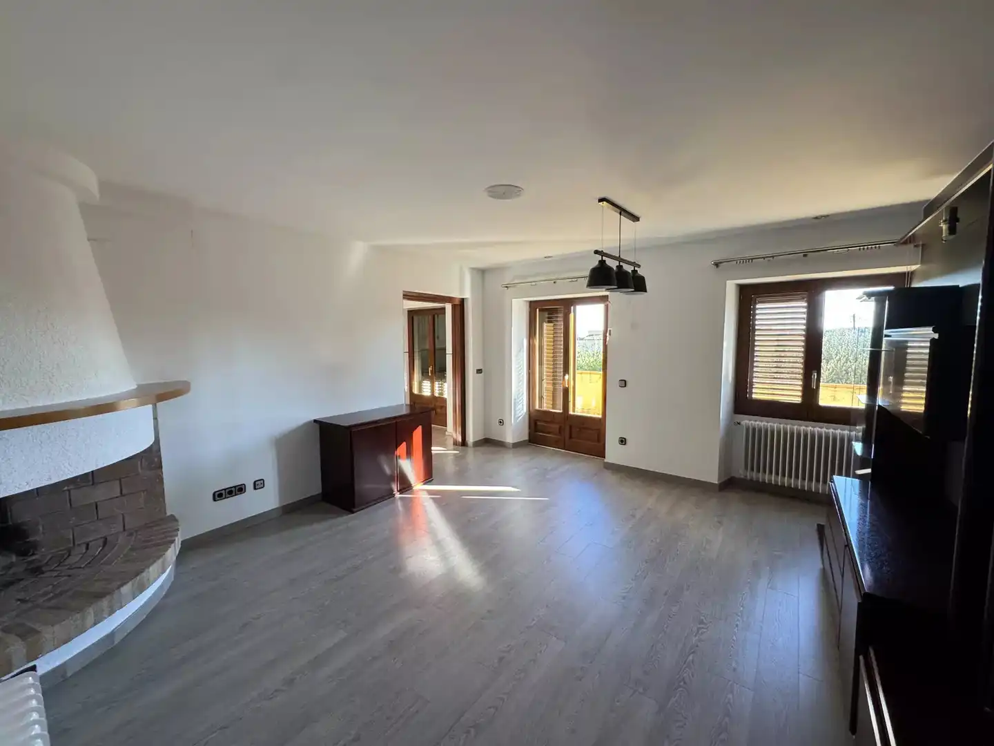 Sala d'estar de Casa o xalet en venda en Borrassà amb Parquet, Terrassa i Piscina