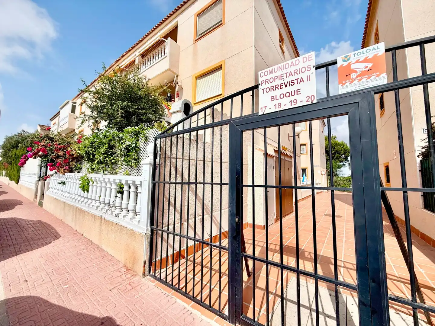 Vista exterior de Casa o chalet de alquiler en Torrevieja con Aire acondicionado, Terraza y Piscina