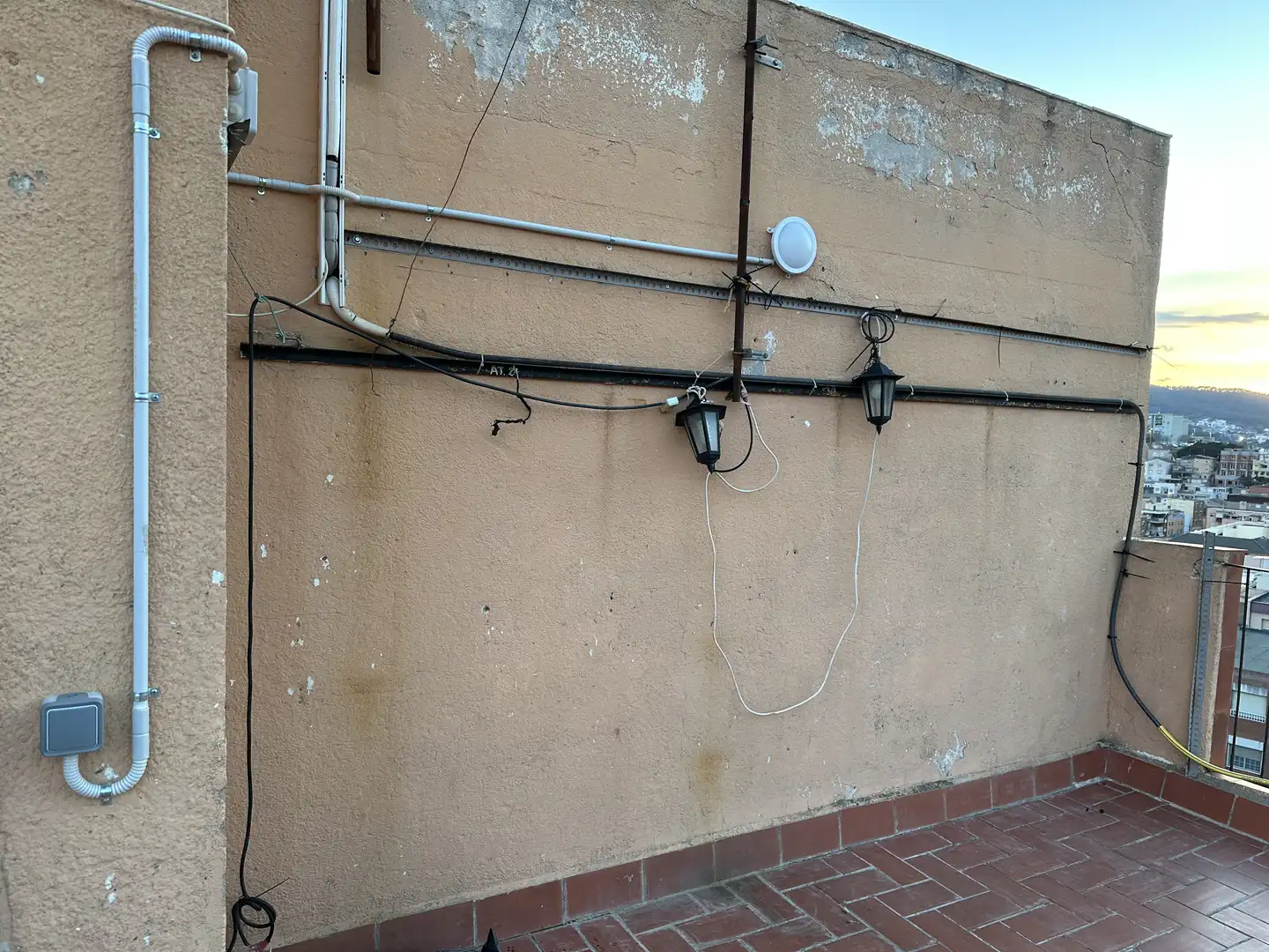 Vista exterior de Pis en venda en Santa Coloma de Gramenet amb Terrassa i Balcó