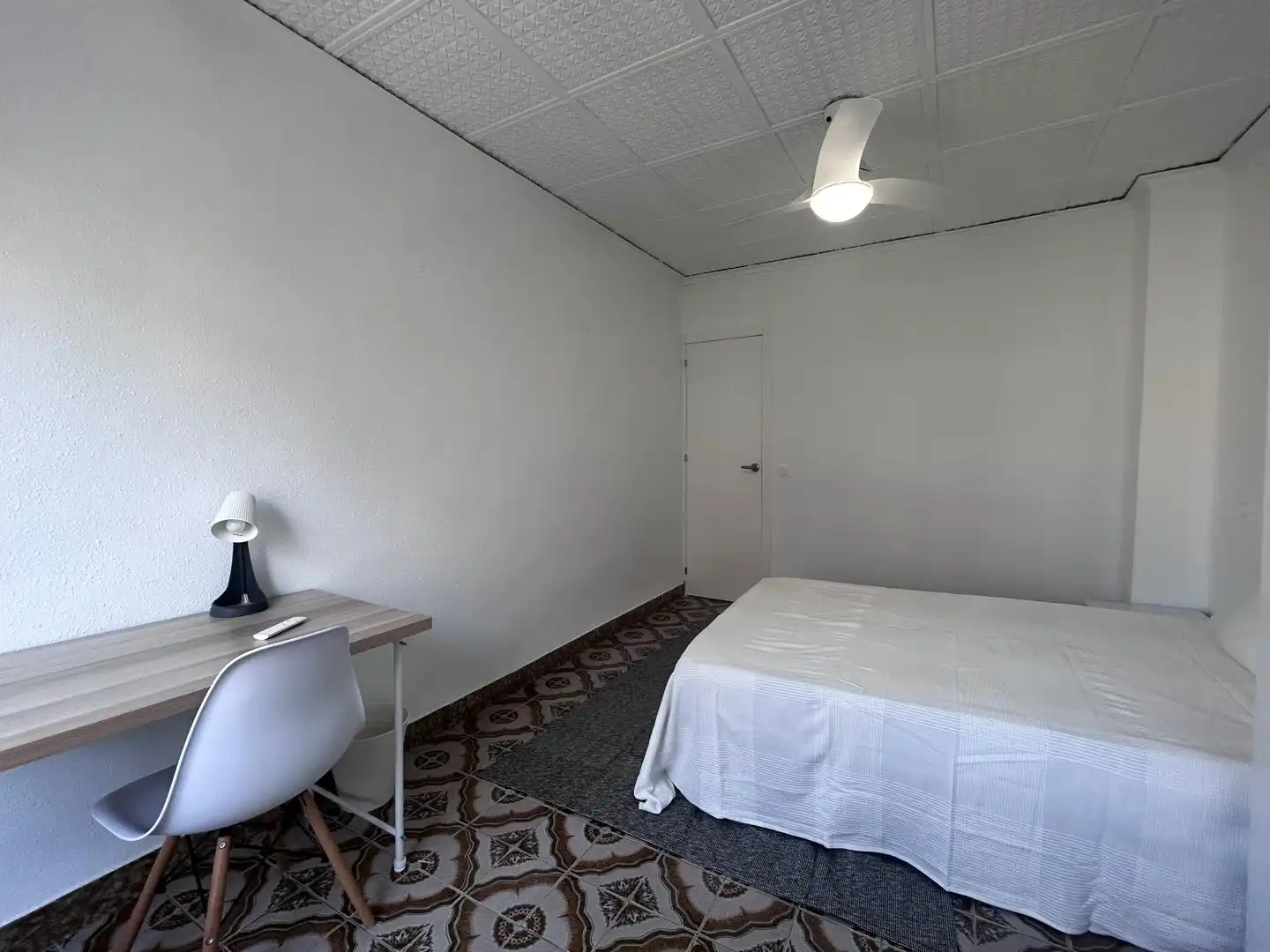 Room in Avenida PAIS VALENCIA, Antigua Moreria