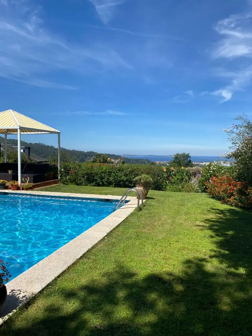 Piscina de Casa o chalet en venta en Vigo  con Calefacción, Jardín privado y Parquet