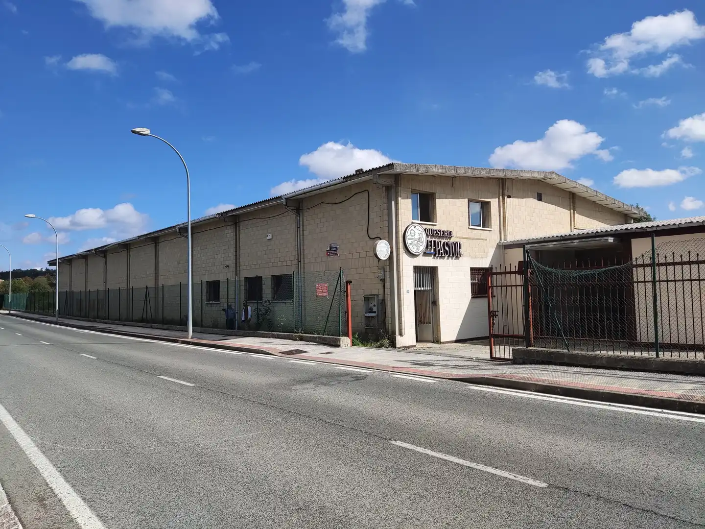 Vista exterior de Nave industrial en venta en Urkabustaiz