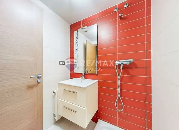 Baño de Piso en venta en Vigo  con Calefacción y Trastero