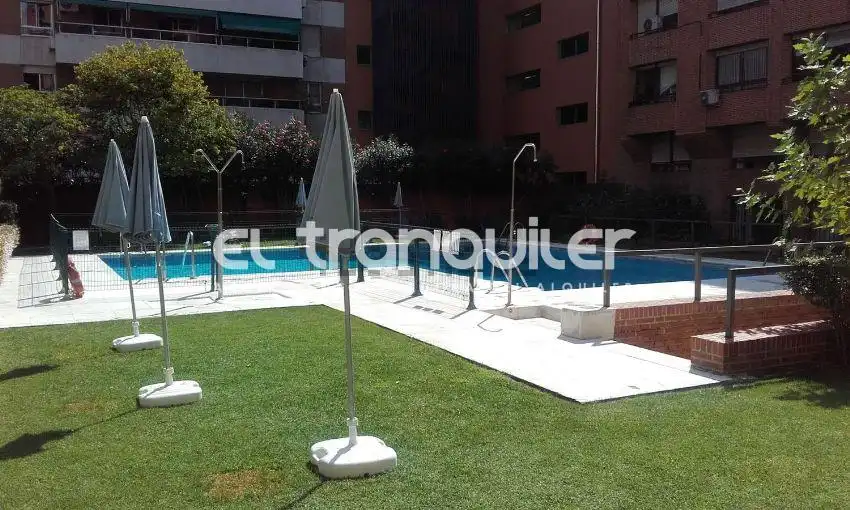 Schwimmbecken von Wohnung zum Verkauf in Madrid mit Klimaanlage, Parkett und Terrasse