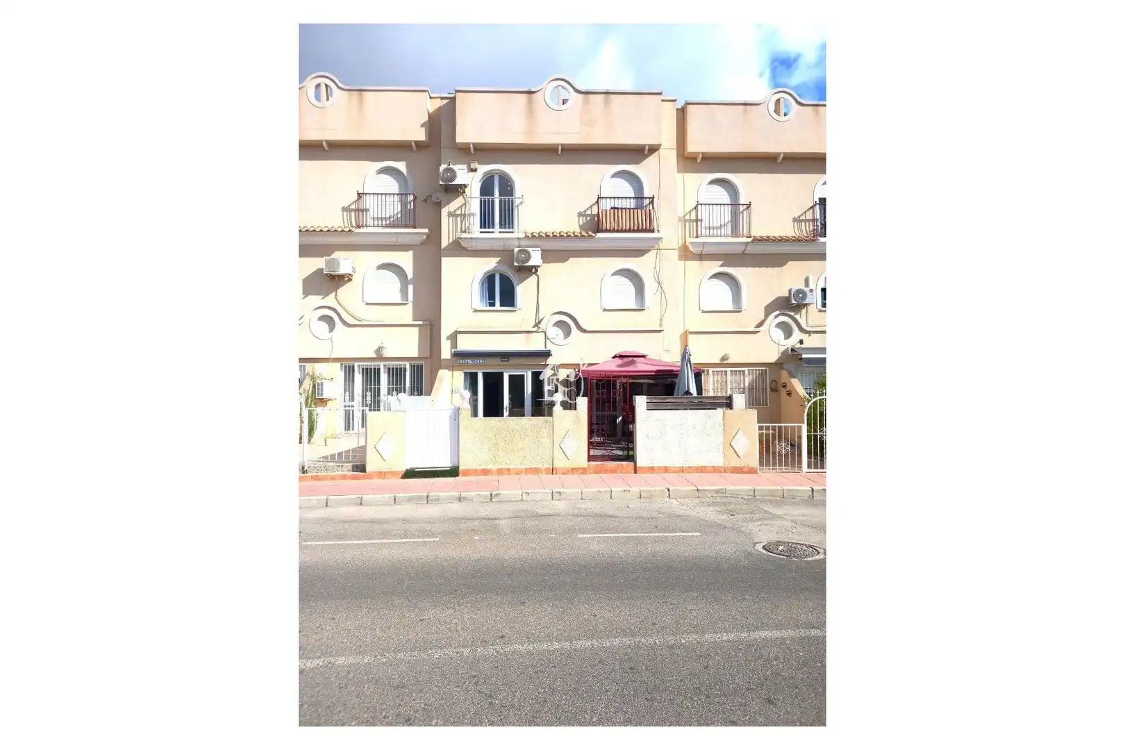 Vista exterior de Casa adosada de lloguer en Orihuela amb Aire condicionat, Jardí privat i Terrassa