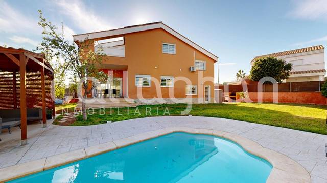 Casa-chalet en Venta en Urbanizaciones