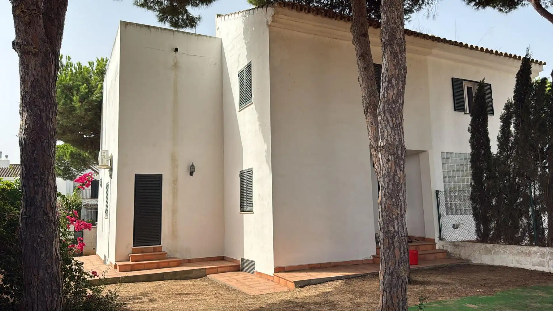 Vista exterior de Casa adosada en venta en Chiclana de la Frontera con Jardín privado, Terraza y Balcón