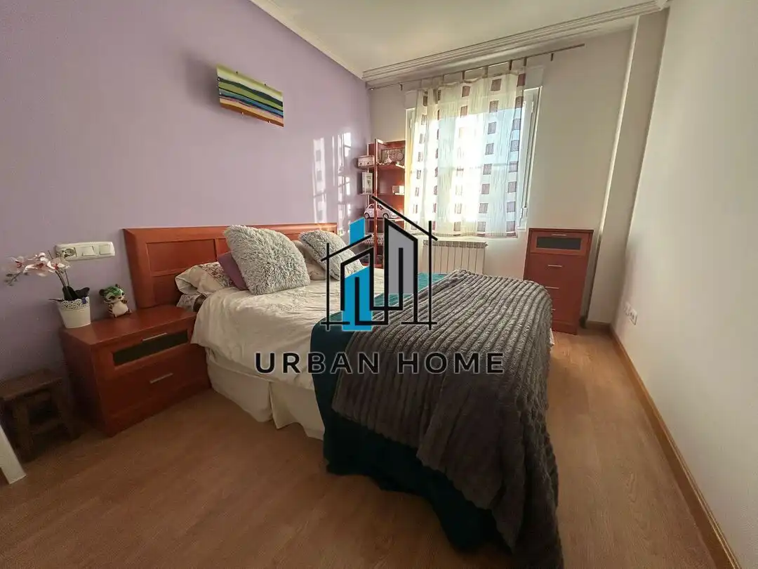 Dormitori de Casa o xalet en venda en Villaquilambre amb Calefacció, Jardí privat i Terrassa