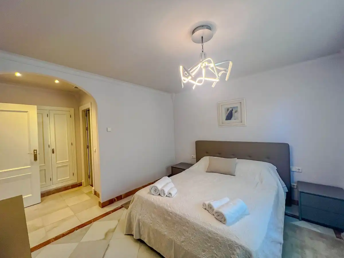 Habitación de Casa adosada en venta en Benahavís con Aire acondicionado y Terraza