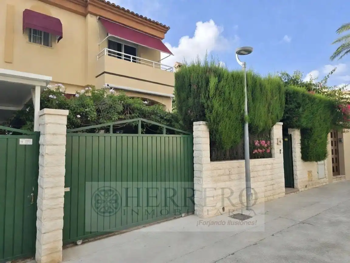 Vista exterior de Casa adosada en venta en Gandia con Aire acondicionado, Calefacción y Jardín privado