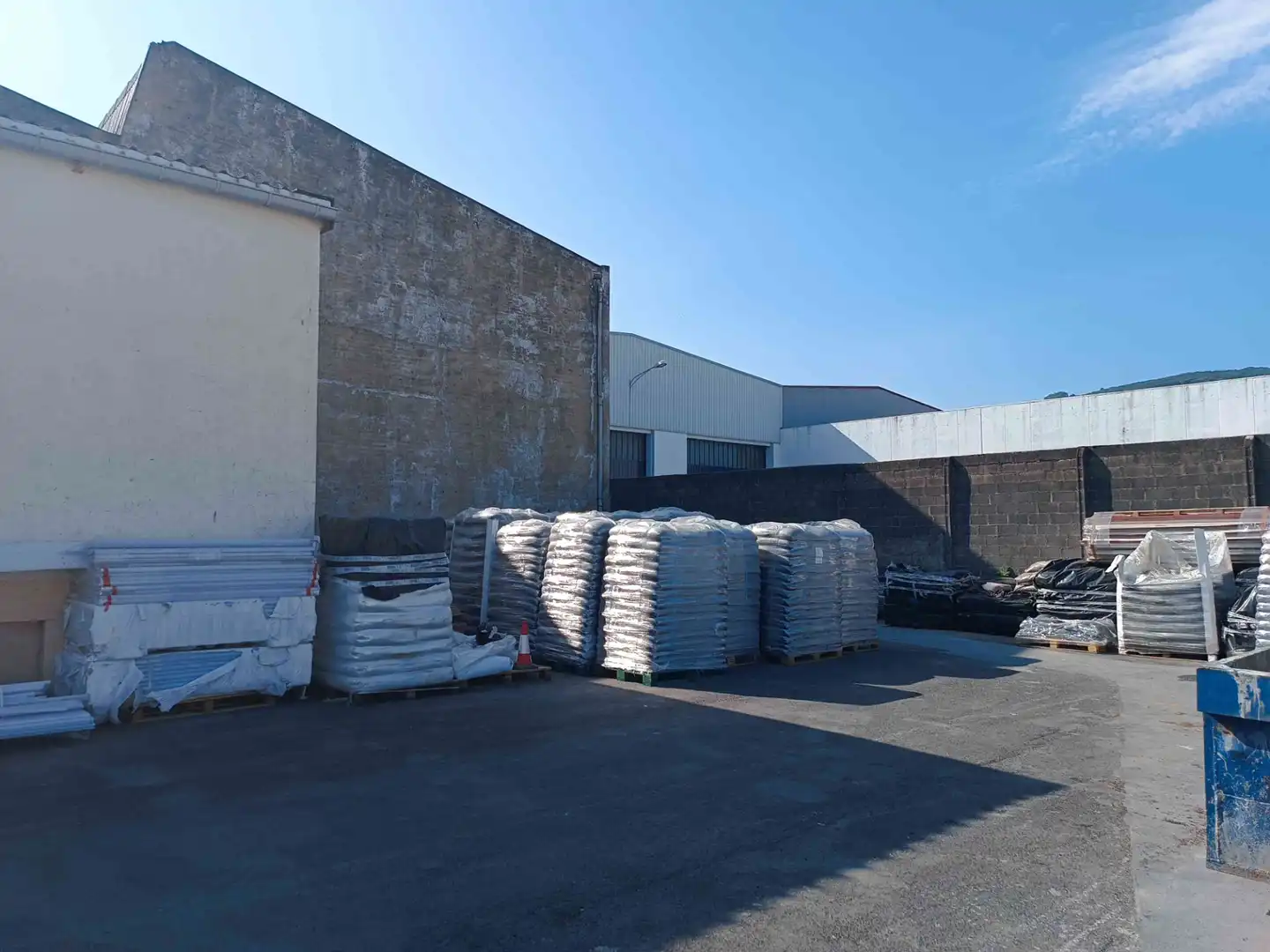 Vista exterior de Nave industrial en venta en Derio