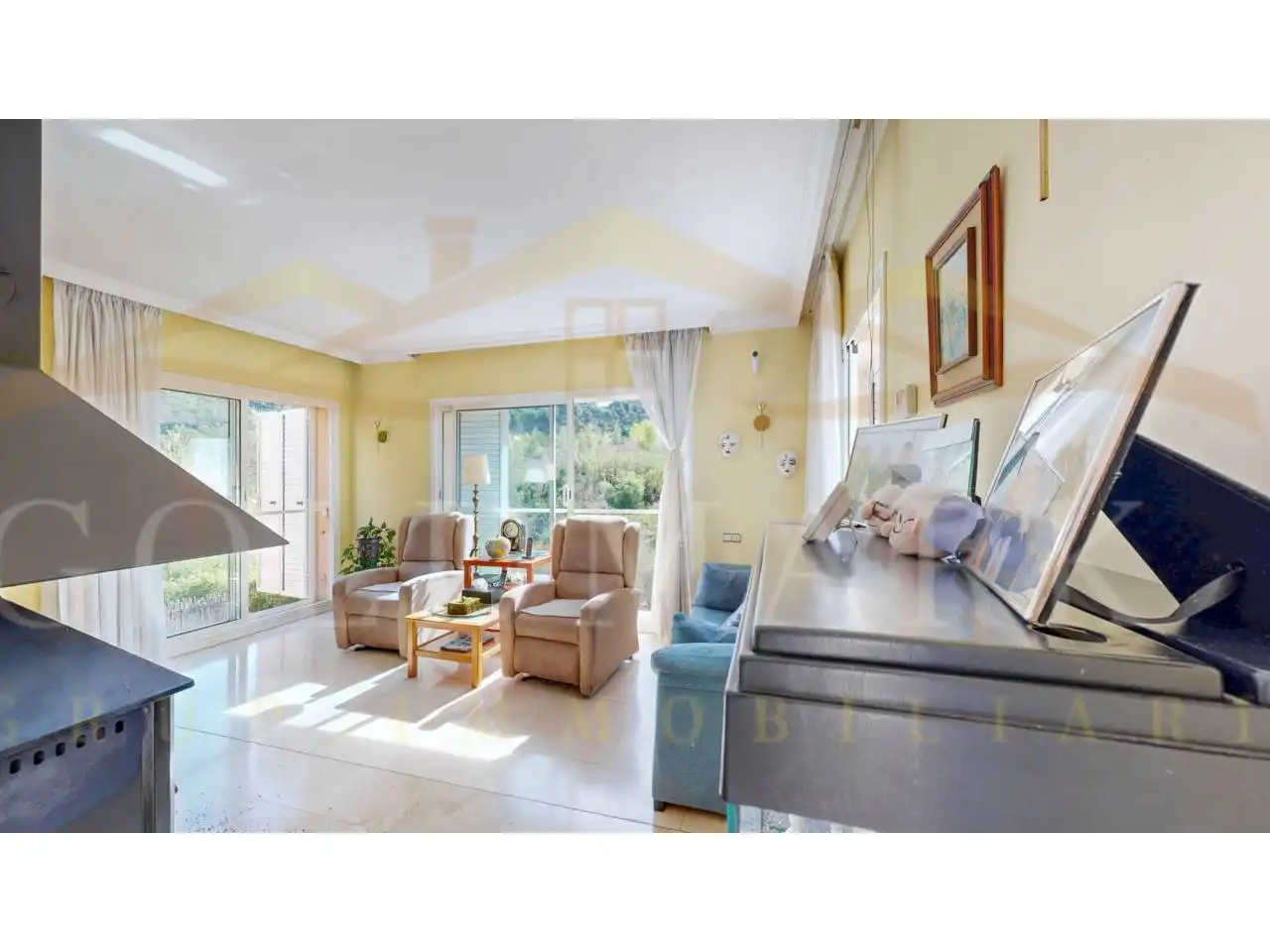 Sala d'estar de Casa o xalet en venda en Corbera de Llobregat amb Aire condicionat, Calefacció i Jardí privat