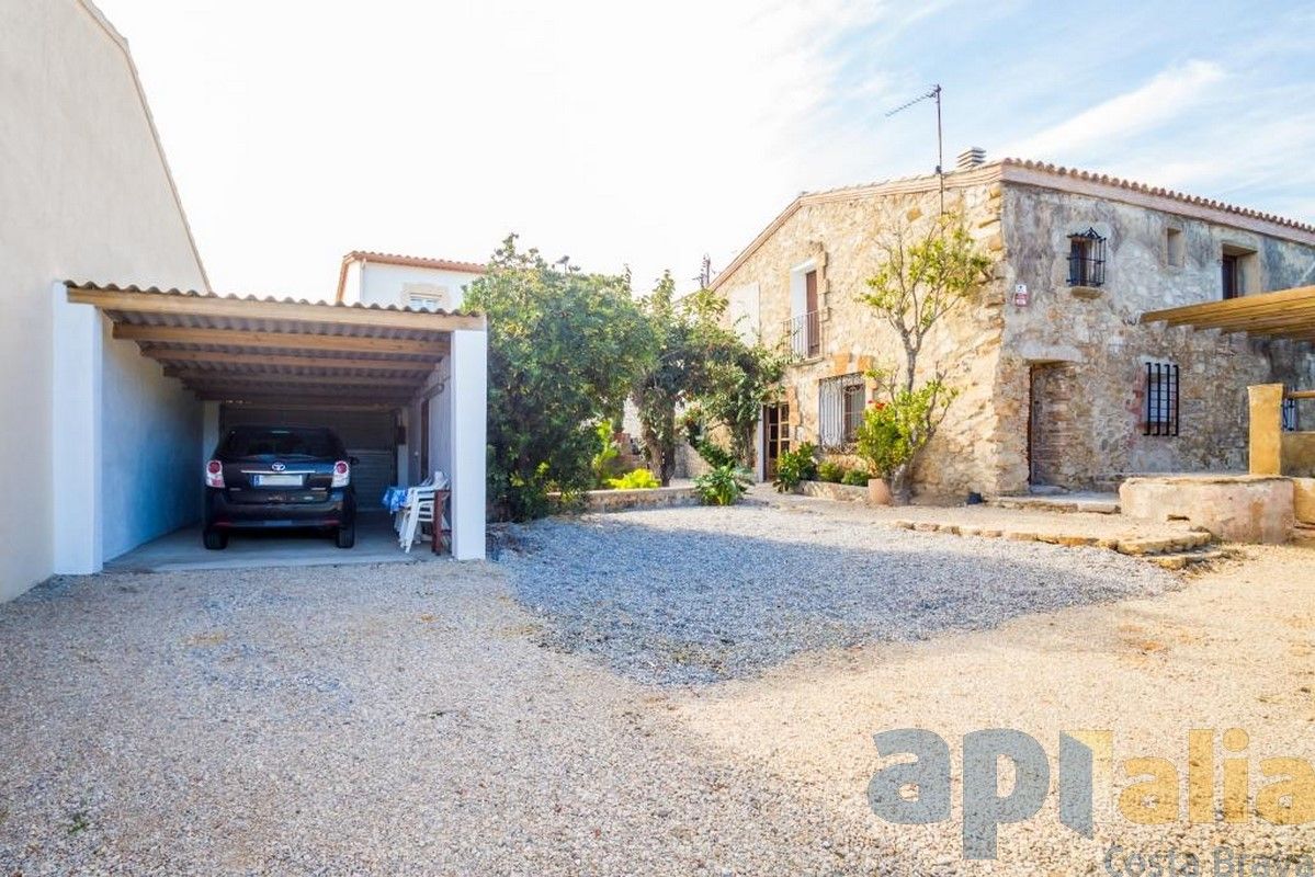 Vista exterior de Finca rústica en venda en Calonge i Sant Antoni amb Calefacció, Jardí privat i Terrassa